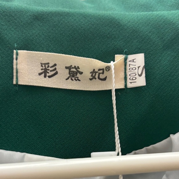 Stylish Green Blazer with Button Accents - Picture 5 of 6